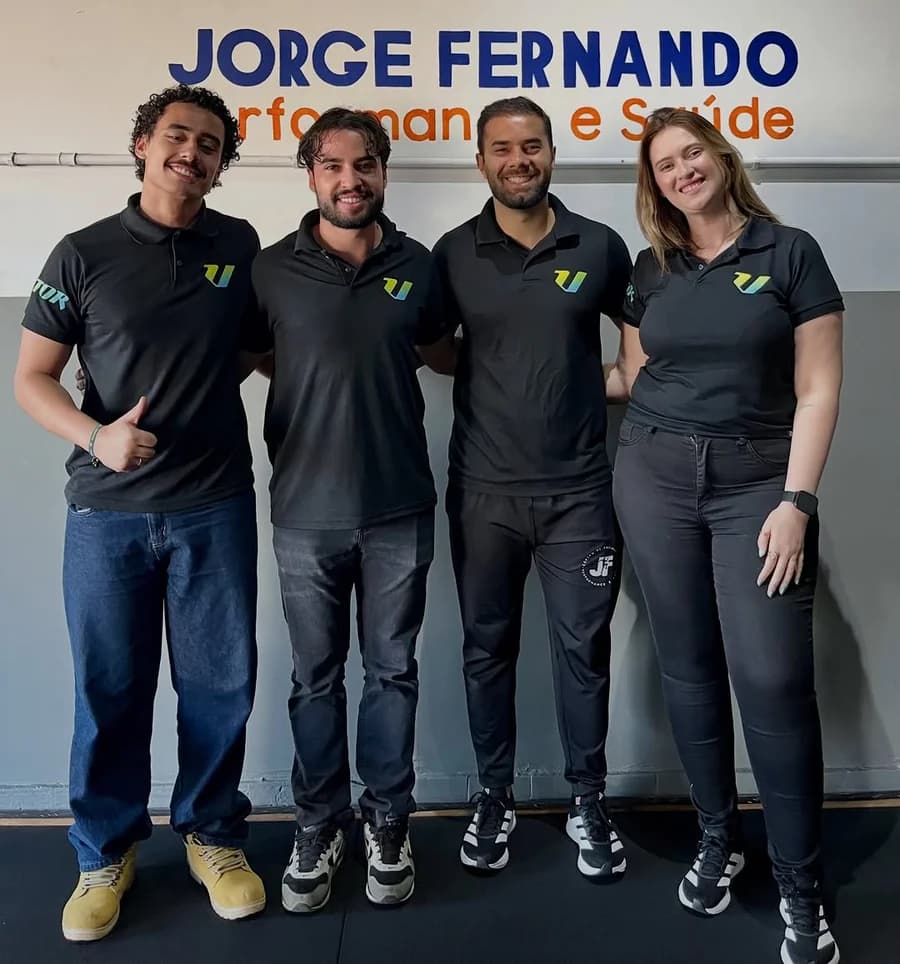 Time Vektor de polo preta no centro de treinamento do Jorge Fernando
